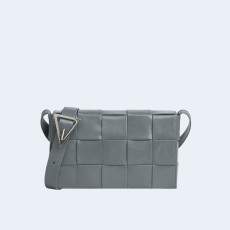 보테가 베네타 썬더 글로시 맥시 카세트백